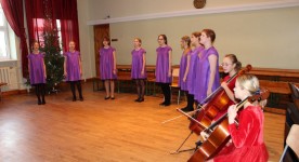 Pedagogus un darbiniekus ar sirsnīgu muzicēšanu sveica meiteņu ansamblis "Rota" un jaunās čellistes Elizabete un Anna...