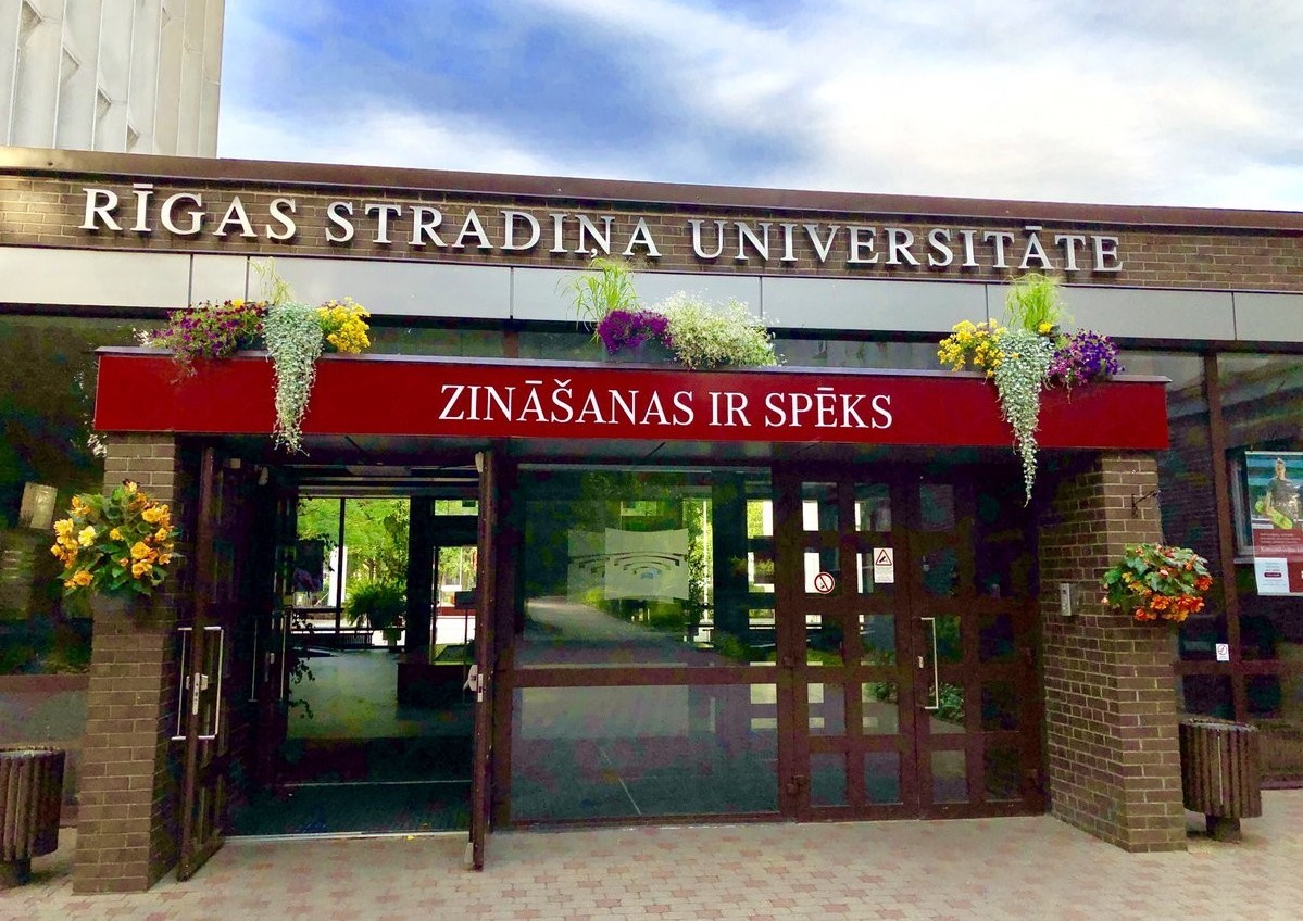13. novembrī  11. un 12. klašu skolēni un audzinātājas tiešsaistes nodarbībā uzzināja par studiju iespējām Rīgas Stradiņa universitātē.