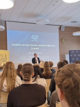 Jaunieši tikās ar Ārlietu ministrijas diplomātiem