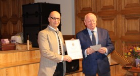 Dobeles novada pašvaldības Pateicību kolektīvam pasniedzis novada domes priekšsēdētājs Andrejs Spridzāns