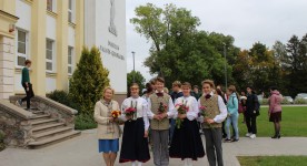 Tūlīt 11. klašu skolēni, skolotājas un ģimnāzijas vadība dosies pie pieminekļa