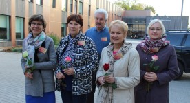 Katram skolotājam tika pasniegta kartīte ar viņam piešķirto nomināciju.