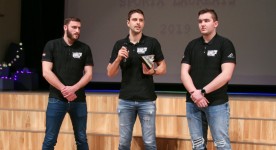 Sarīkojuma emocionālo gaisotni spilgti papildināja Latvijas handbola izlases spēlētāju, Eiropas čempionāta finālturnīra Norvēģijā dalībnieku Oskara Arāja (no kreisās), Māra Veršakova un Antona Šuleiko stāstījums