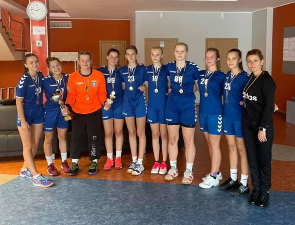 Jauno handbolistu meiteņu komanda un trenere Larisa Veinberga - Tallinas turnīra uzvarētājas