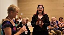 Beāte Cehanoviča saņem apliecinājumu par Simtgades stipendiju
