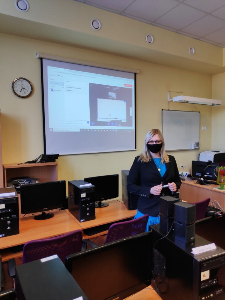 Skolotāja Signe Kukare apmācīja kolēģus tiešsaistes platformas VirtualaSkola.lv lietošanā