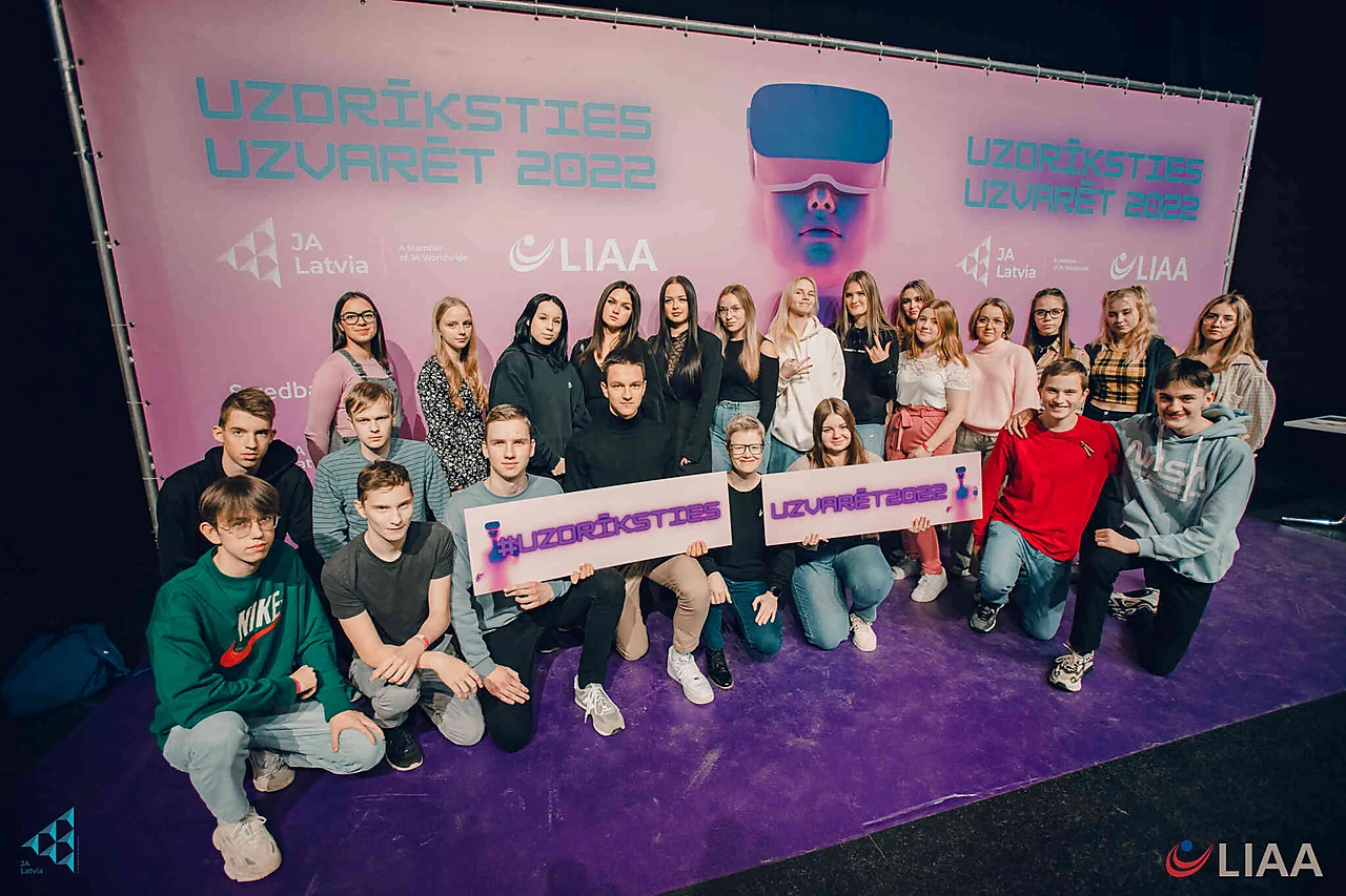 Foto no Junior Achievement Latvija #UzdrīkstiesUzvarēt uzņēmējdarbības iedvesmas konferences 2022 Fotosienas