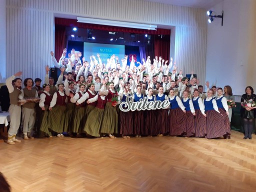 Dobeles Valsts ģimnāzijas deju kolektīvi "Vērdiņš" un "Solis" koncertē Svitēnē.