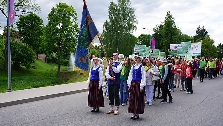 Dobeles Valsts ģimnāzijas kolektīvs Dobeles pilsētas svētku gājienā